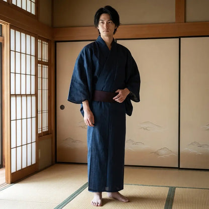 Herren Kimono in Dunkelviolett von vorne mit weiten Ärmeln getragen