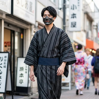Herren-Kimono von vorne getragen im traditionellen japanischen Stil