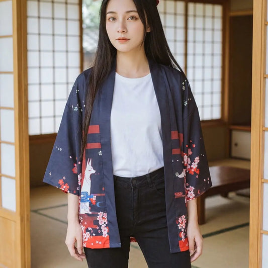 Inari Kitsune Cardigan von vorne mit weißem Fuchs auf dem Ärmel