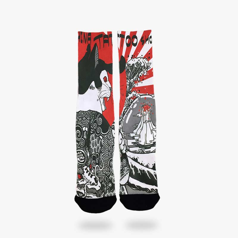 Rote Irezumi Socken mit Maneki-Neko-Katze und Yakuza-Tattoo-Motiv aus Baumwolle