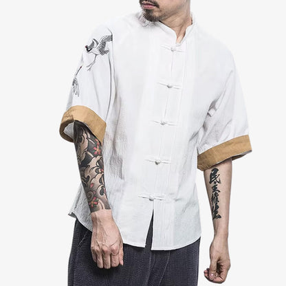 Nahaufnahme der Tsuru-Stickerei auf der Schulter des Japan T-Shirts