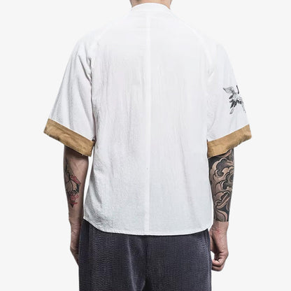 Mann trägt weißes Japan T-Shirt im lässigen Streetwear-Look