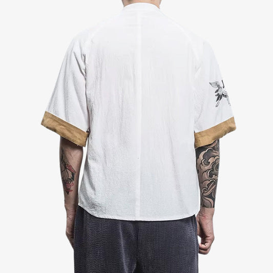 Mann trägt weißes Japan T-Shirt im lässigen Streetwear-Look