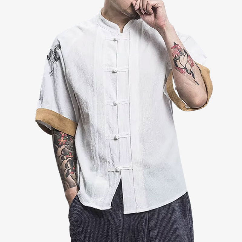Weißes T-Shirt mit klassischem Mao-Kragen und dezentem Design