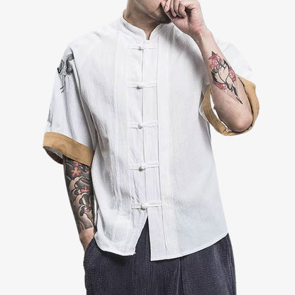 Weißes T-Shirt mit klassischem Mao-Kragen und dezentem Design