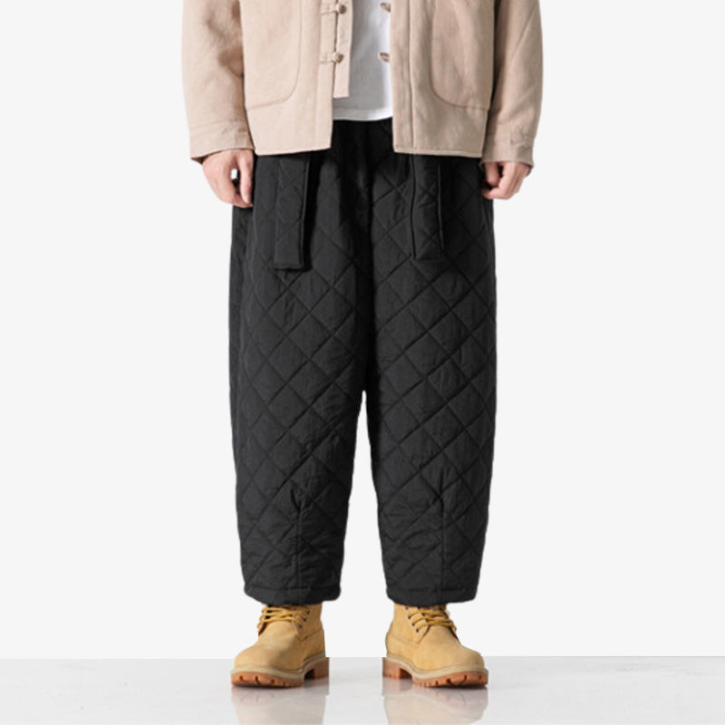 Detailansicht des schwarzen synthetischen Stoffs der japanischen Cargohose