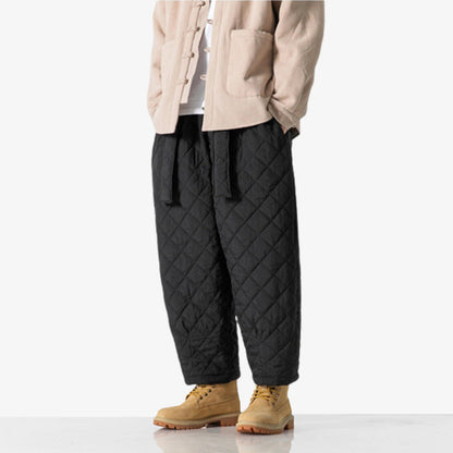 Mann kombiniert schwarze japanische Cargohose mit beiger Jacke und Boots