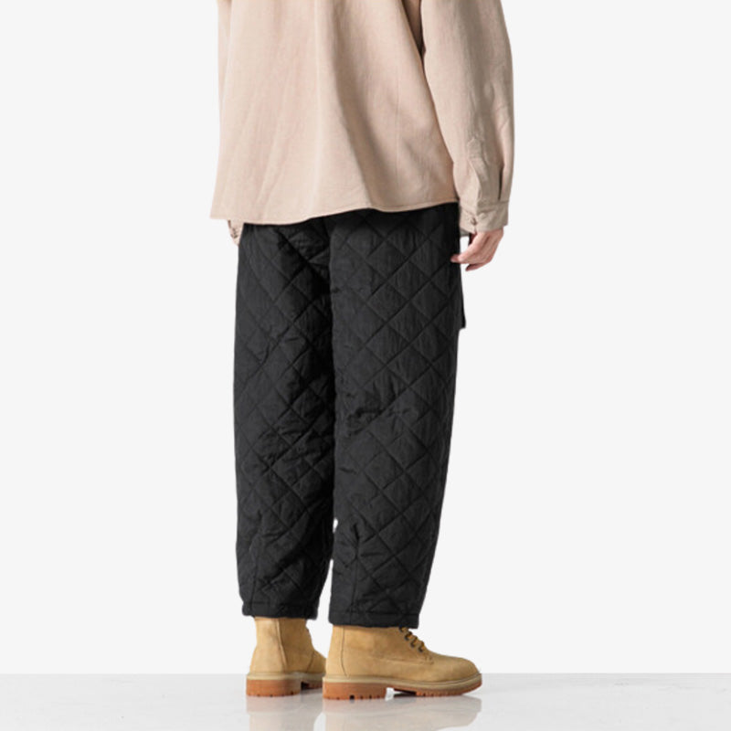 Mann trägt japanische Cargohose kombiniert mit cremefarbener Jacke und gelben Schuhen