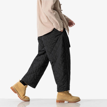 Mann trägt weite schwarze japanische Cargohose im Streetwear-Outfit