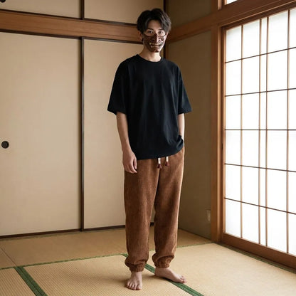 Japanische Cordhose von vorne mit weichem Cordstoff und klaren Linien