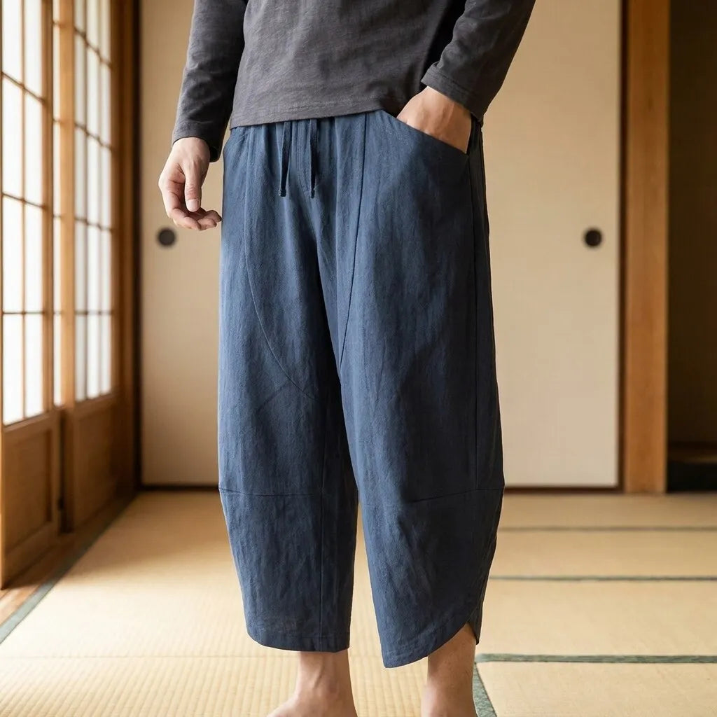Japanische Cropped Hose Herren in der Vorderansicht mit lockerem Schnitt