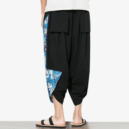 Japanische Harem-Hose mit blauem Wellenmotiv auf schwarzem Stoff
