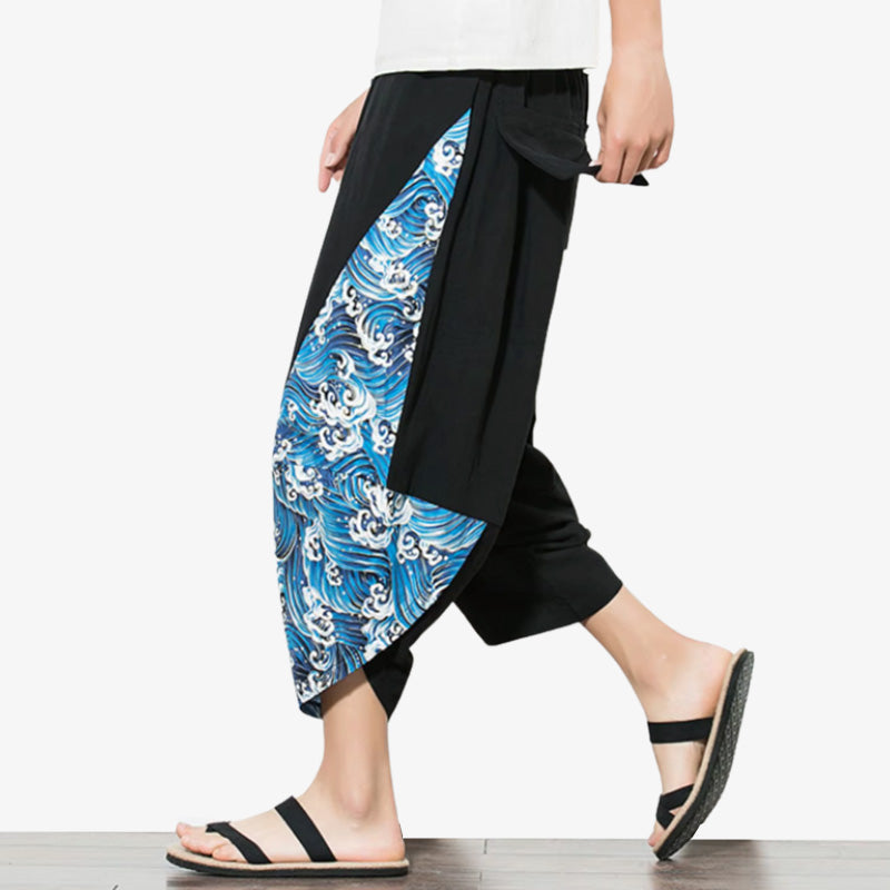 Japanische Harem-Hose mit weitem Beinschnitt und traditionellem Wellenmuster