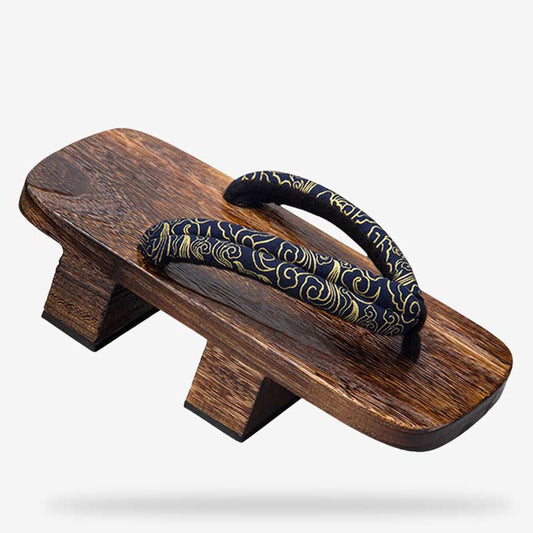 Traditionelle japanische Holz-Geta-Sandalen mit geschnitzter Holzsohle und Stoffriemen für kulturelle Feste