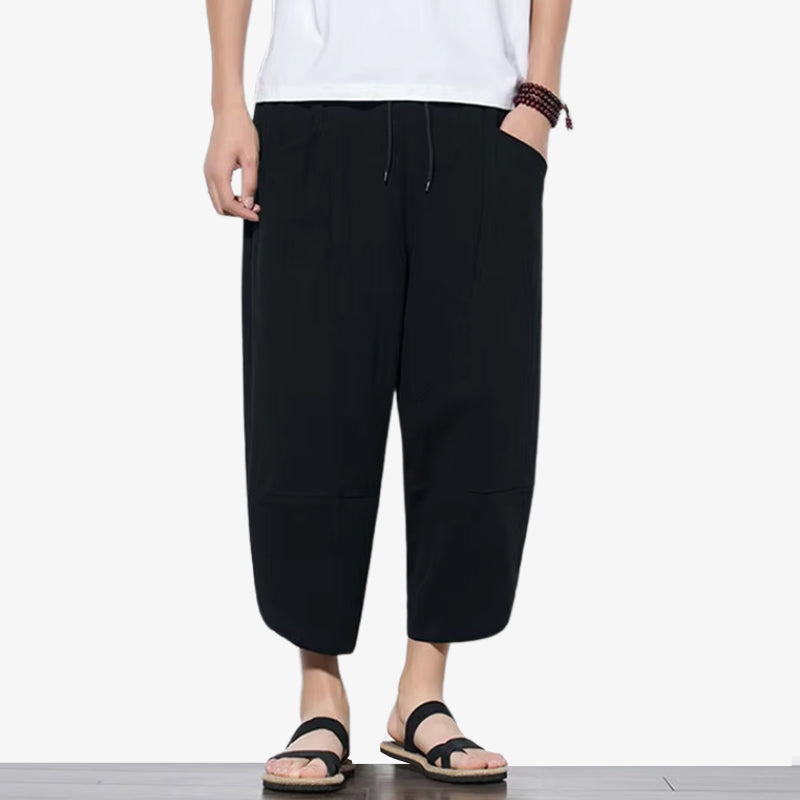Schwarze japanische Hose mit klaren Linien für vielseitige Alltagskleidung.