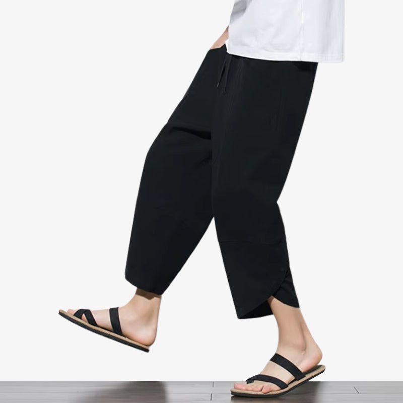 Schwarze japanische Hose aus weichem Stoff für einen bequemen, modernen Alltagsstil.