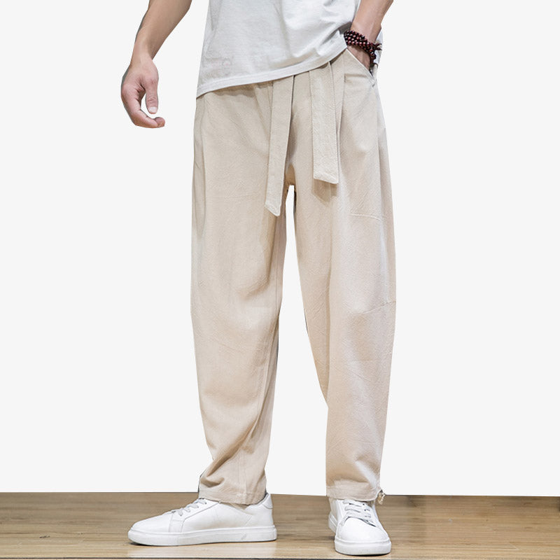 Mann trägt lockere japanische Hose mit Obi Gürtel um die Taille