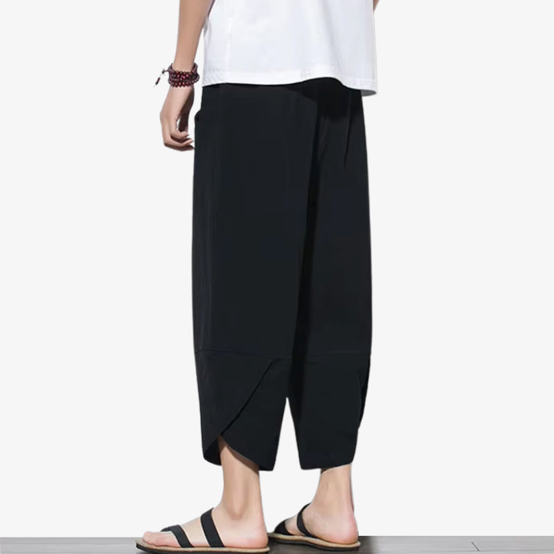 Schwarze japanische Hose mit weitem Bein für einen entspannten, bohemienhaften Look.