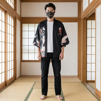Mann trägt Anime Haori Jacke in traditionellem Washitsu Zimmer, Frontansicht