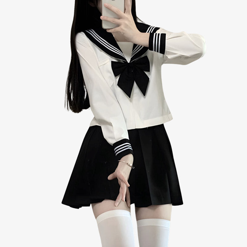 Frau im Cosplay mit schwarzem Rock, schwarzer Schleife und weißer Matrosenbluse