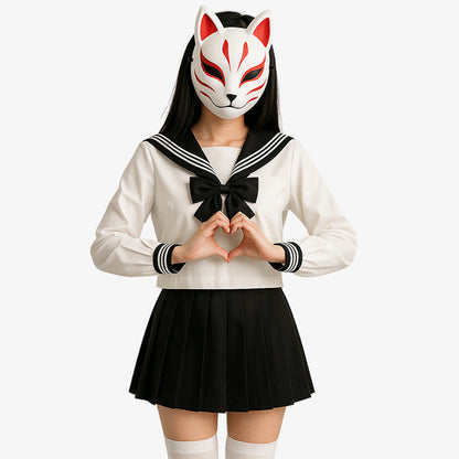 Person trägt japanische Matrosenuniform mit weißer Bluse, schwarzer Schleife und Fuchsmaske