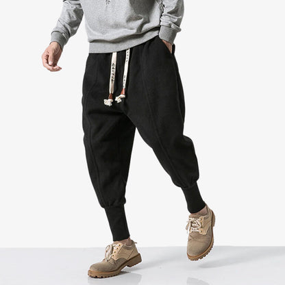 Schwarze japanische Nikka Hose kombiniert mit lässiger Streetwear Kleidung
