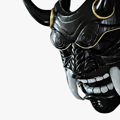 Detailansicht einer schwarzen Oni Maske mit von einem Kunsthandwerker bemalten Hörnern und scharfen Zähnen