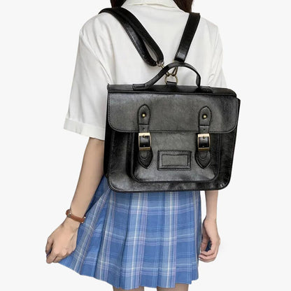 Schülerin trägt schwarze japanische Schultasche aus Kunstleder auf dem Rücken