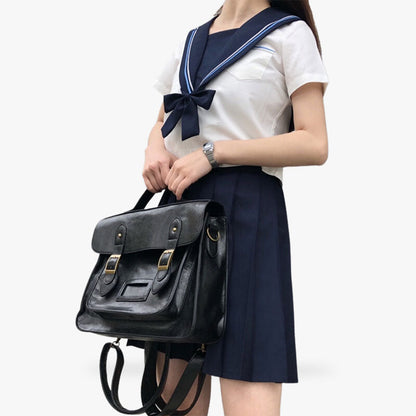Frau trägt japanische Schultasche zur Sailor-Fuku-Schuluniform