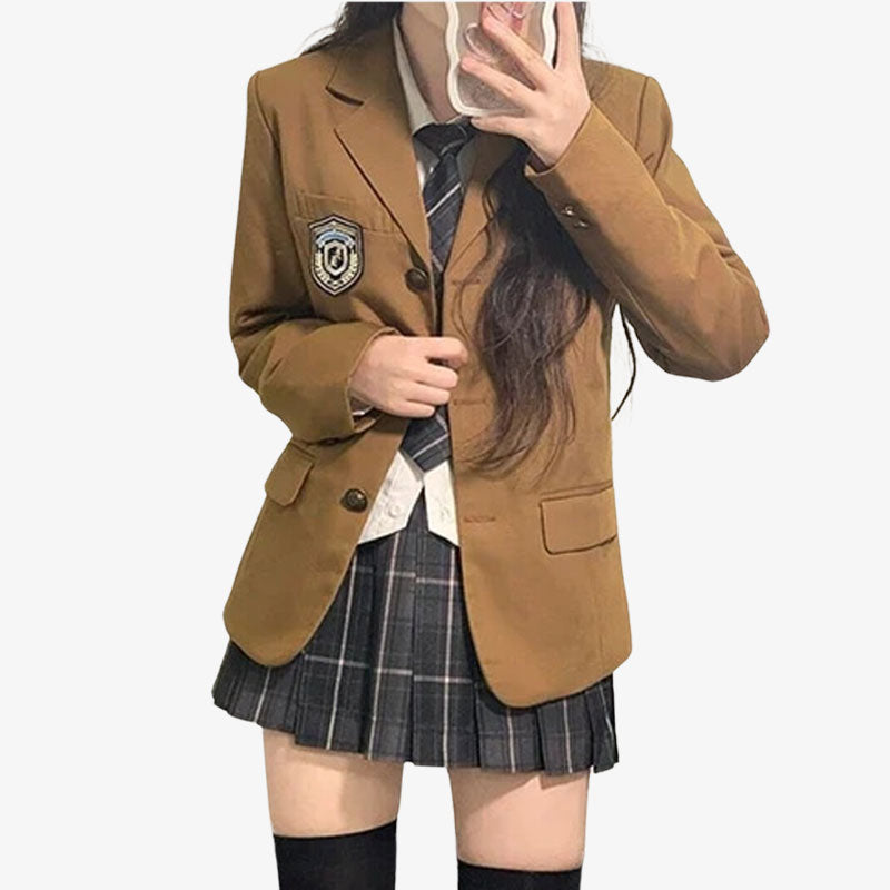 Mädchen trägt japanische Schuluniform mit grünem Blazer und kariertem Rock