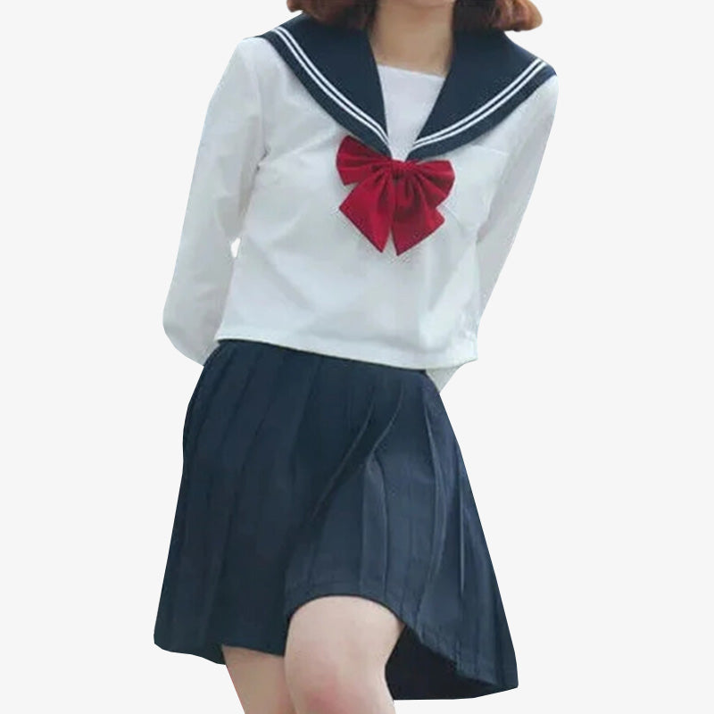 Japanische Schuluniform mit marineblauem Rock und langärmliger weißer Bluse