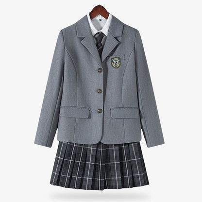 Graue Schuluniform-Jacke kombiniert mit kariertem Rock, weißem Hemd und karierter Krawatte