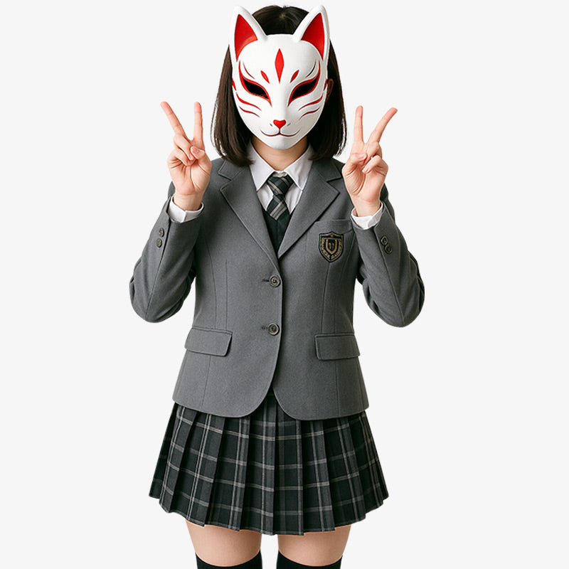 Person trägt japanische Schuluniform mit Blazer, Rock, Krawatte und Fuchsmaske