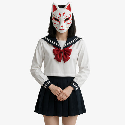 Person in japanischer Schuluniform mit weißer Bluse, roter Schleife und schwarzem Rock