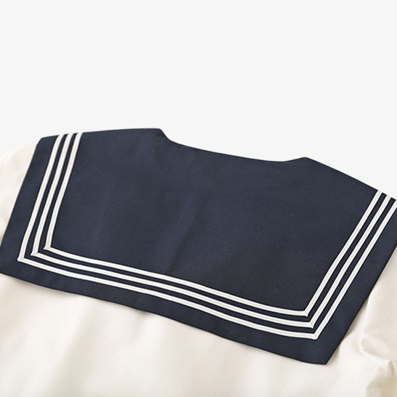 Marineblaue Schleife als Accessoire für Sailor-Fuku-Schuluniform
