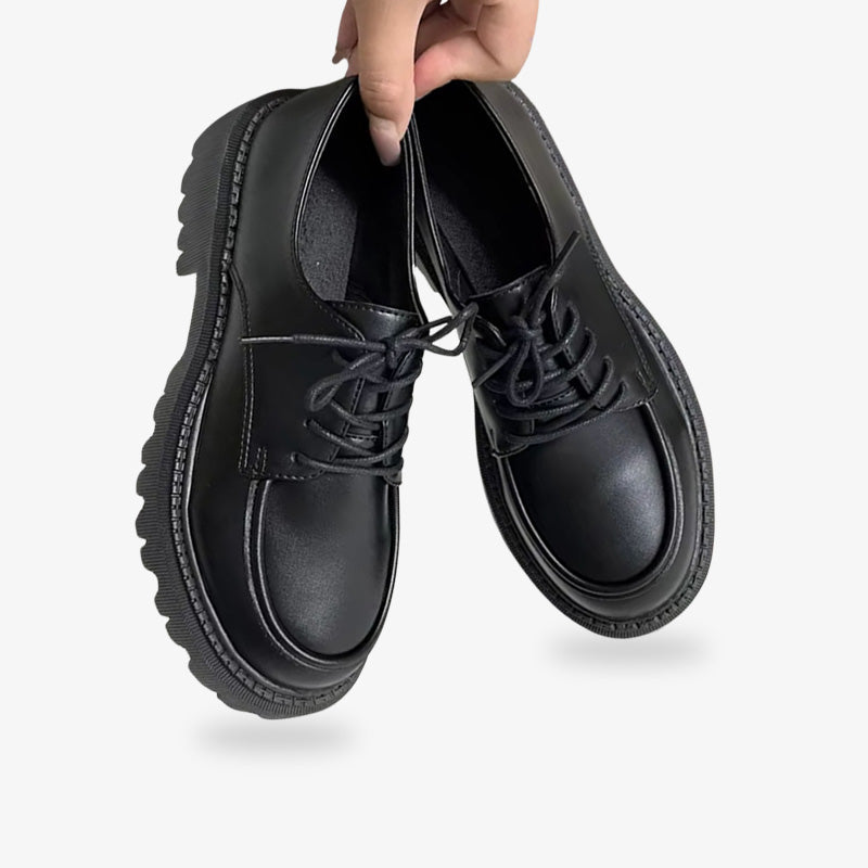 Japanische Schuluniform-Schuhe kombiniert mit Sailor-Fuku Uniform für ein stimmiges Gesamtbild