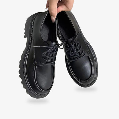 Japanische Schuluniform-Schuhe kombiniert mit Sailor-Fuku Uniform für ein stimmiges Gesamtbild
