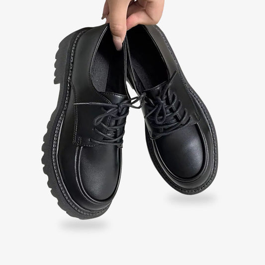 Japanische Schuluniform-Schuhe kombiniert mit Sailor-Fuku Uniform für ein stimmiges Gesamtbild