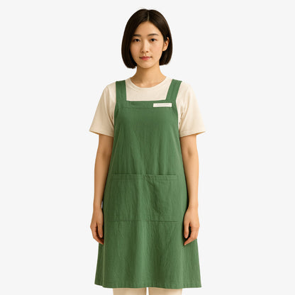 Japanische Schürze aus Baumwoll-Leinen-Mix mit Kreuzträgern für bequemen Halt beim Kochen.