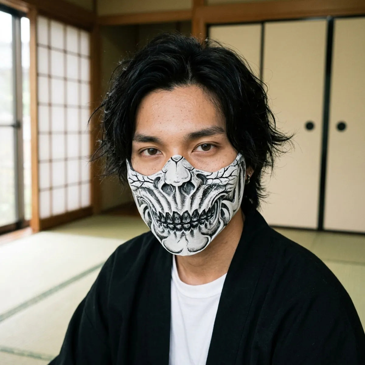 Japanische Shinigami Maske in Nahaufnahme, getragen in einem Tatami-Raum mit ruhigem Blick