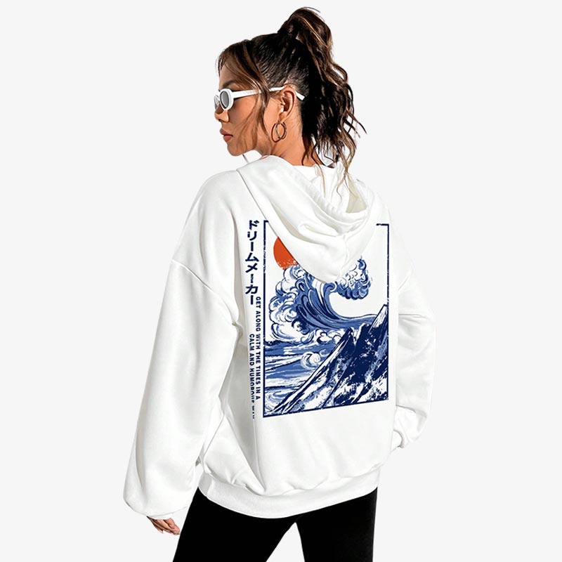 Frau trägt weißen japanischen Hoodie mit Motiv der großen Welle von Kanagawa