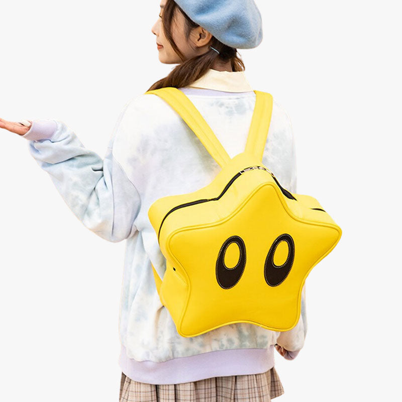 Frau trägt gelben kawaii Rucksack in Sternform auf dem Rücken