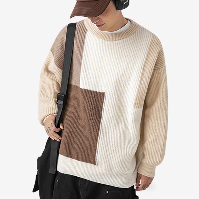 Mann trägt cremefarbenen japanischen Pullover aus Kaschmir-Polyester-Mischung