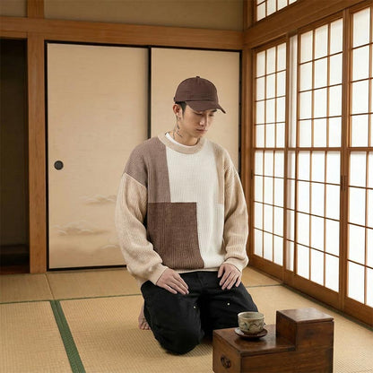 Mann sitzt im traditionellen japanischen Raum und trägt einen japanischen Pullover