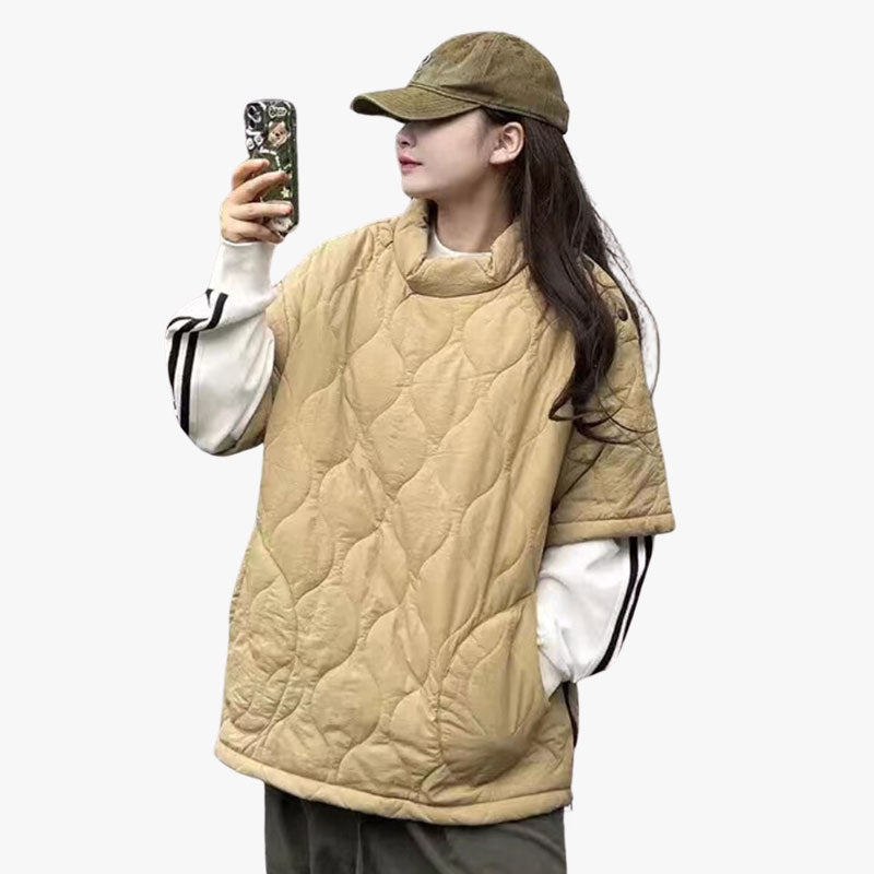 Frau trägt khakifarbenen japanischen Streetwear Hoodie mit zwei praktischen Seitentaschen