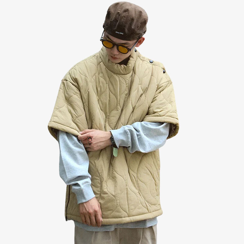Mann trägt khakifarbenen japanischen Streetwear Hoodie mit Brille im Harajuku-Stil