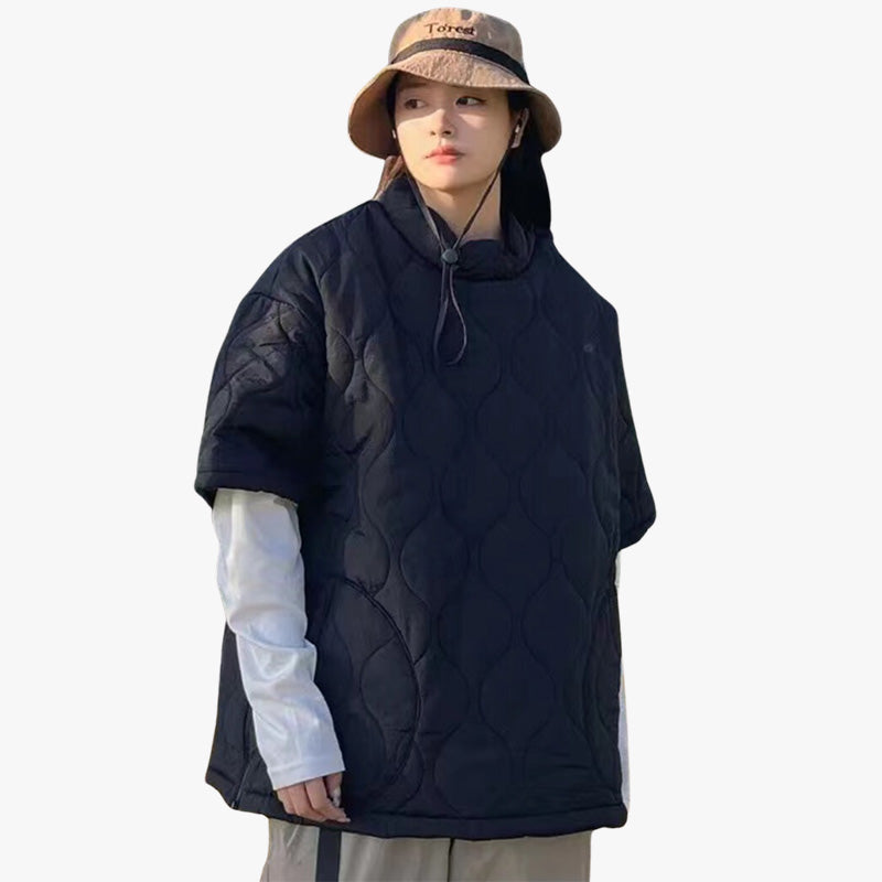 Frau mit Bob trägt schwarzen japanischen Streetwear Hoodie über weißem Langarm-T-Shirt