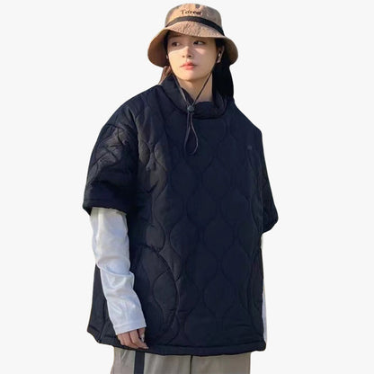 Frau mit Bob trägt schwarzen japanischen Streetwear Hoodie über weißem Langarm-T-Shirt