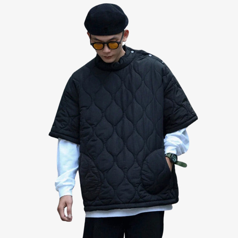 Mann mit Baskenmütze und Brille trägt schwarzen japanischen Streetwear Hoodie aus gestepptem Material