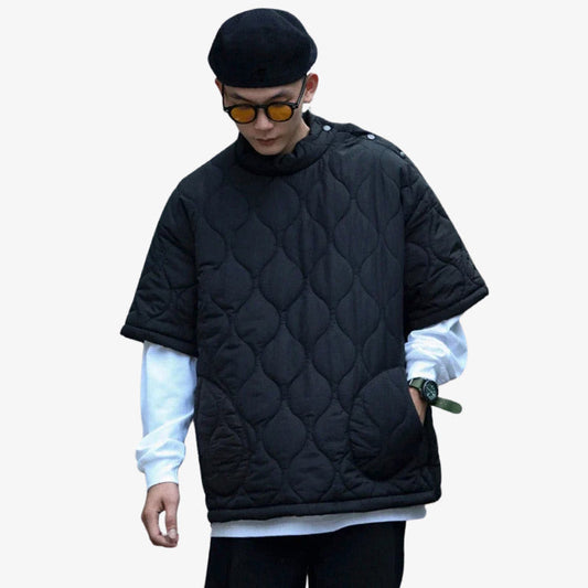 Mann mit Baskenmütze und Brille trägt schwarzen japanischen Streetwear Hoodie aus gestepptem Material